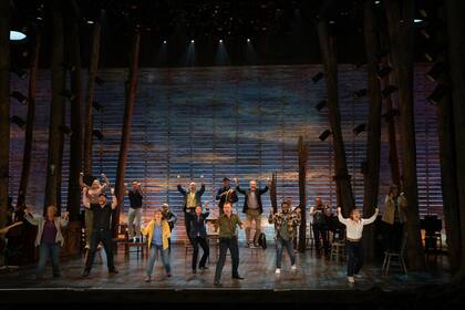 Come from Away, el artesanal musical de Broadway, puede verse ya por Apple TV+