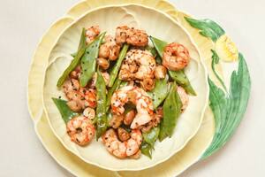 Langostinos con chauchas, cajú y sésamo