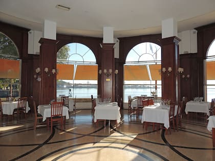 Comedor con vista al río en la sede del YCA.