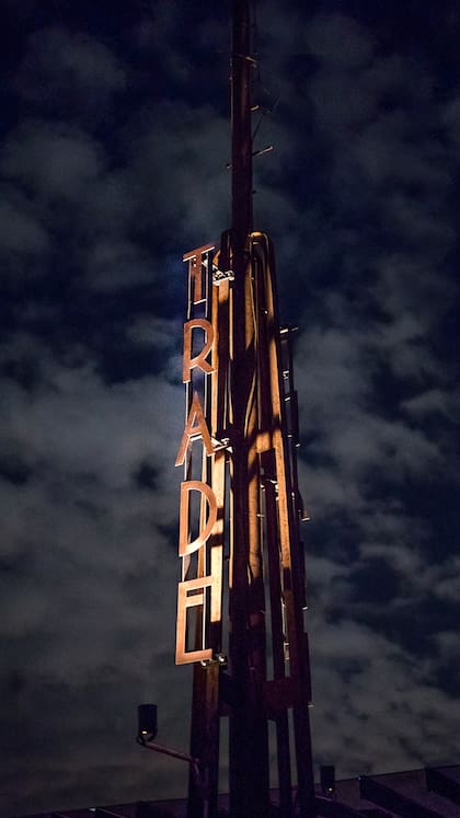 En el centro del rooftop, el nombre del bar emerge distinguido