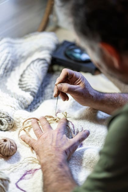 “Comencé a hilar con rueca, a teñir con plantas, a tejer con herramientas simples: telares, dos agujas, crochet”, repasa