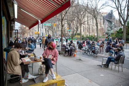 Comensales de un restaurante que ofrece servicio al aire libre como parte de las medidas contra el Covid-19, en Nueva York, el domingo 13 de diciembre de 2020. (Foto AP/Ted Shaffrey, Archivo)