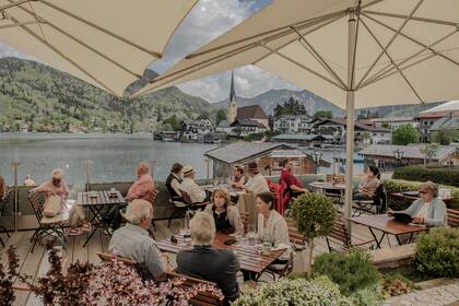 Comensales en un hotel de lujo junto al lago Tegernsee, en Rottach-egern, Alemania, 9 de mayo de 2022. 