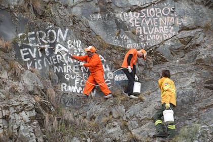 Comenzaron los trabajos para limpiar las pintadas que suelen hacer los turistas en la zona de Dique Potrerillos