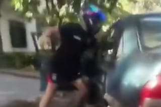 Video: un motociclista mató a golpes a un automovilista en medio de una discusión de tránsito