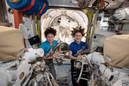 Christina Koch y Jessica Meir, tripulantes de la Estación Espacial Internacional