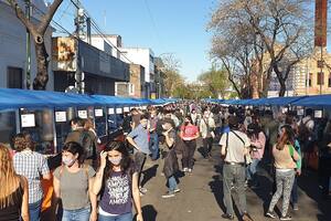 Comenzó la Feria de Editores, con lectores en las calles y un premio a la mejor librería del país