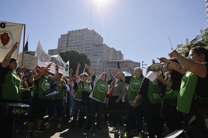 Comenzó la concentración de manifestantes en varios puntos de la ciudad de Buenos Aires y el resto del país