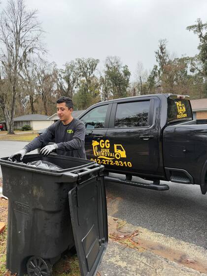 Comenzó su trabajo tirando su propia basura y publicando las imágenes a través de las redes sociales para atraer clientes