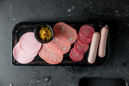 Comer carne roja procesada, como los embutidos, incrementa el riesgo de desarrollar cáncer colorrectal (Freepik/Stockking)