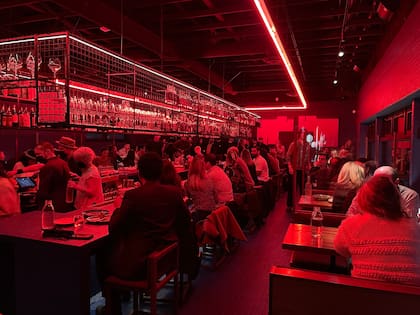 Comer con vino en el restaurante sale unos US$100 por persona.