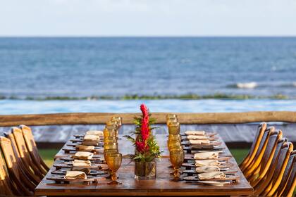 Comer con vista al mar en uno de los espacios gourmet del Tivoli Ecoresort Praia do Forte