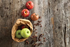 Comer dos manzanas por día ayuda a bajar el colesterol y mejora la salud del corazón