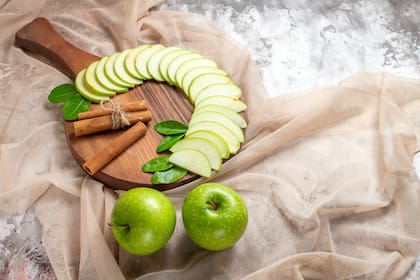 Comer dos manzanas por día ayuda a bajar el colesterol y mejora la salud del corazón