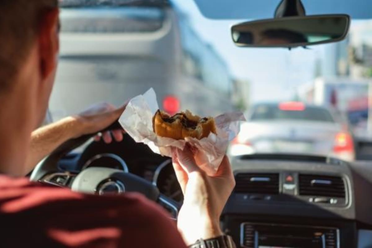 ¿Comer en el auto es un riesgo para la salud? Un especialista emite una advertencia