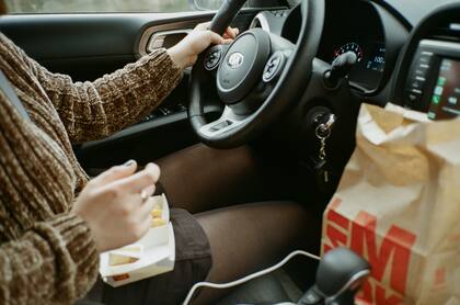 Comer en el auto hace que aumente el riesgo de contraer enfermedades transmitidas por los alimentos