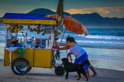 Comer en la playa, una de los rubros más accesibles para los bolsillos argentinos
