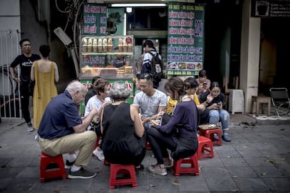 Comer en las calles, una de las experiencias que los turistas buscan en sus expediciones tanto en Hanoi, Vietnam, como en Nueva York o en México