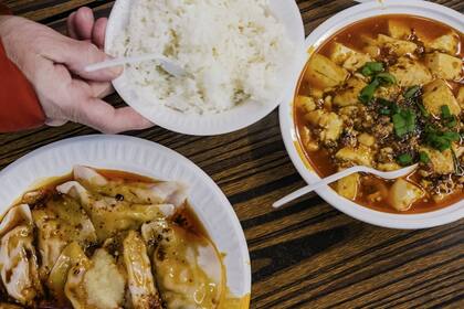 Comer en las calles, una de las experiencias que los turistas buscan en sus expediciones tanto en Hanoi, Vietnam, como en Nueva York o en México