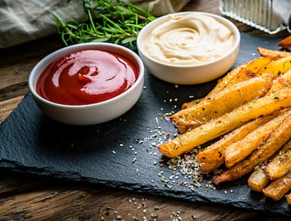 Comer este alimento con algún tipo de salsa no es aconsejable si está. Foto:iStock