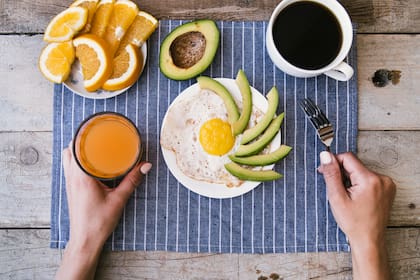 Comer los carbohidratos al final de la comida es una de las estrategias más respaldadas por la ciencia para moderar la respuesta glucémica