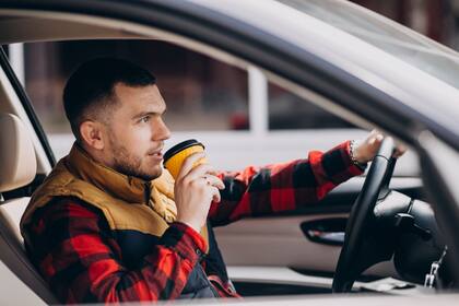 Comer o beber mientras se conduce no es ilegal: sin embargo, se trata de una acción que podría llevar al conductor a distraerse y provocar un accidente