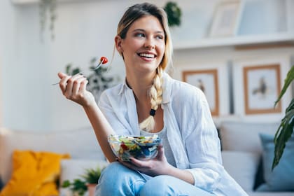 Comer un snack saludable puede ayudar a pasar el pico de ganas de fumar