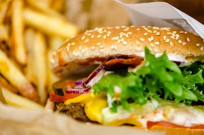 Comer una hamburguesa ultra procesada puede quitar 36 minutos de vida saludable