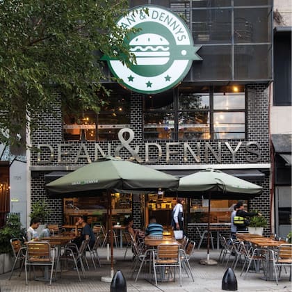 Comer una rica hamburguesa al aire libre, ¿qué más pedirle a Dean and Dennys?