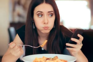 Un especialista explica por qué es malo para la salud hacer zapping o scrollear mientras comés
