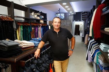 Comerciante en el centro de Bahía Blanca,
Guillermo Herlein cuenta que la gente salió adelante "como pudo"