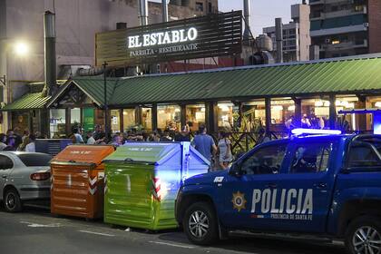 Comerciantes gastronómicos y vecinos de Rosario se concentraron esta noche frente al restaurante El Establo para exigir medidas de seguridad