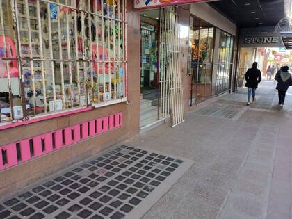 Comercios de diversos rubros considerados "no esenciales" decidieron abrir sus puertas. Algunos apelan a la metodología "take away" para evitar la sanción oficial. Sin embargo, los controles policiales están contenidos.