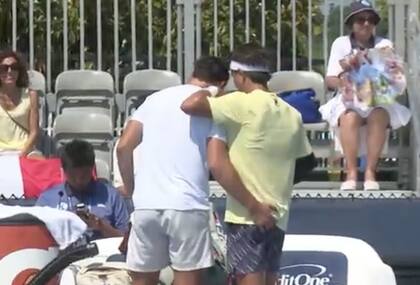 Comesaña, a la derecha, saluda a Darderi, su rival, que se retiró por abandono