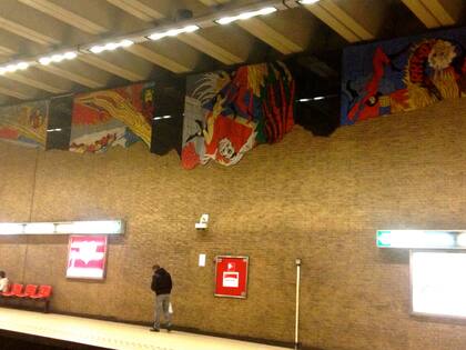 Comic de Iron Man en la estación del metro