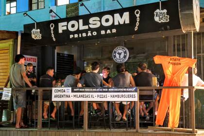 "Comida argentina" en los bares protagonistas de la noche en Praia do Rosa