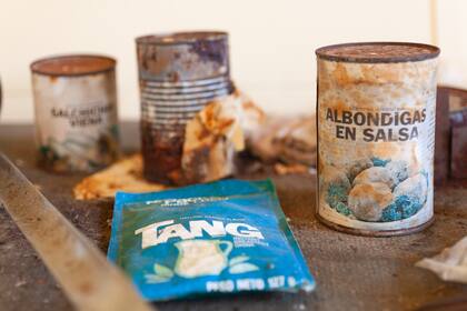 Comida en lata y jugo en polvo del ejército argentino se exponen junto a otros objetos (ropa, fotos, zapatillas, marmitas...) en el pequeño museo del Port Howard Lodge. Lo armaron sus dueños con los restos hallados de los tres aviones caídos en Port Howard.