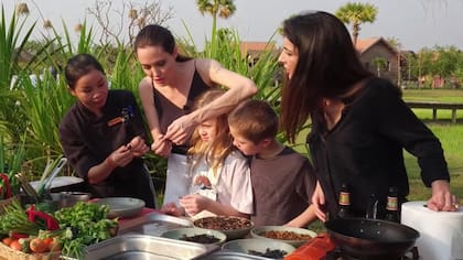 Comida especial. Angelina Jolie cocinando con sus hijos, en Camboya