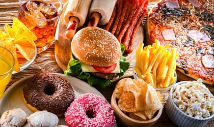 Comida ultraprocesada, grasas saturadas y el exceso en su ingesta pueden conducir a una posible enfermedad coronaria