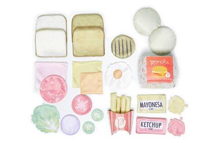 Comiditas textiles para representar objetos reales y crear escenas simbólicas