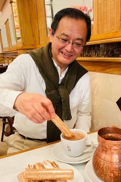 Comiendo chocolate con churros en La Giralda