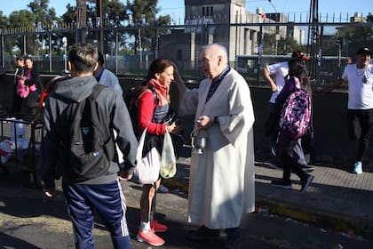 Comienza a concentrarse la gente en San Cayetano en el barrio de Liniers para la peregrinacion a Lujan