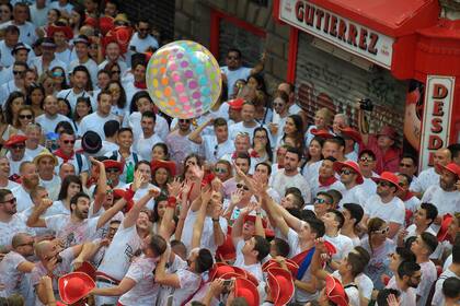 La Plaza de Pamplona se abarrota de gente con ganas de fiesta para el chupinazo 