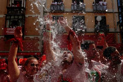 Todo está preparado para que comience la fiesta: el vallado, las viandas, las bebidas, el uniforme blanco, el pañuelo rojo y los 490 actos que el Ayuntamiento de la ciudad ha programado para niños y mayores