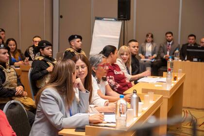 Comienza el juicio por el caso Cecilia Strzyzowski: Marcela Acuña, en el centro, con lentes rojos