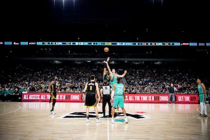 Comienza el partido entre San Antonio Spurs y Golden State Warriors: el aforo es récord