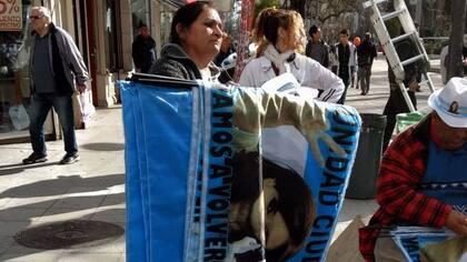 Militantes K, a la espera del acto de lanzamiento de Cristina Kirchner