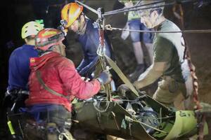 Tailandia: en camillas y dormidos, así sacaron a los chicos de la cueva inundada