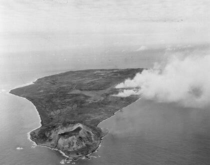 Comienzan los bombardeos en Iwo Jima, en febrero de 1945; la toma aérea permite ver el volcán Suribachi