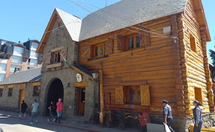 comisaria-en-el-centro-AQYRSV4E6NAFVKTUE3VPA22BBI Uno por uno: los impresionantes escenarios donde se filmó “Atrapados”, la serie de Netflix que transcurre en Bariloche